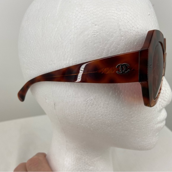 Chanel Tortoise Sunglasses, 19mm, includes box and soft carry case - Picture 4 of 12